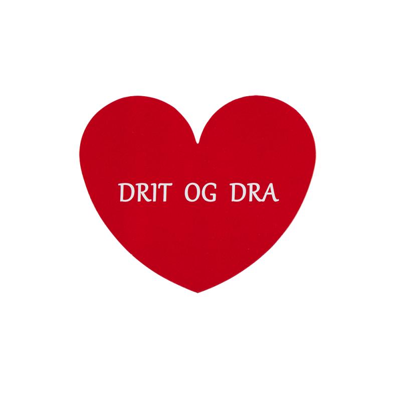 Dørskilt DRIT OG DRA hjerte 50x60mm – matt rød